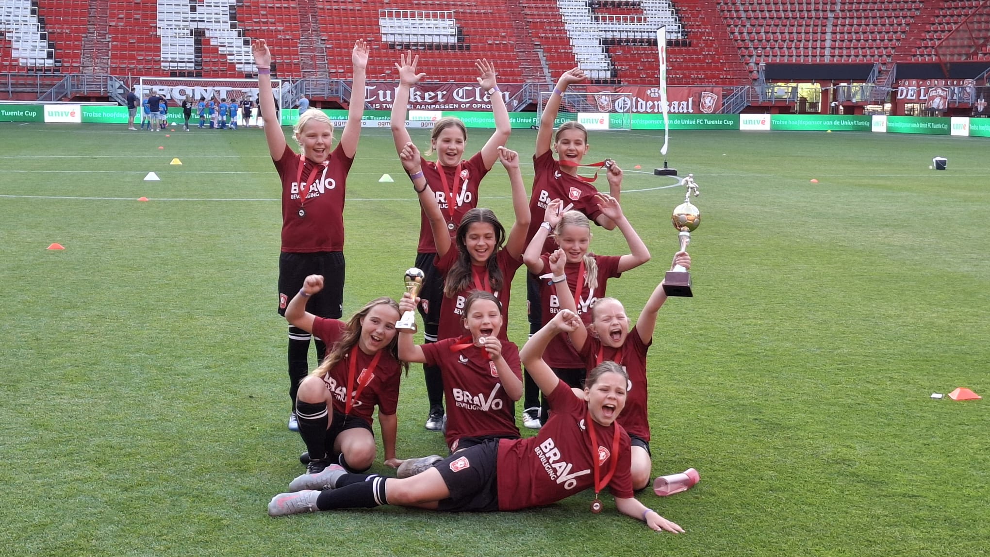 JO11-meiden pakken twee bekers op Univé FC Twente Cup in de Grolsch Veste