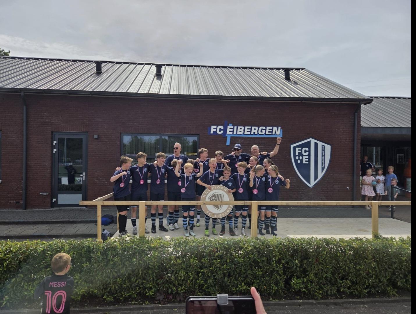 Prijzenkast FCE 13-2 weer aangevuld